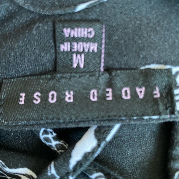 Short tight dress with an open back - Picture 3 of 3